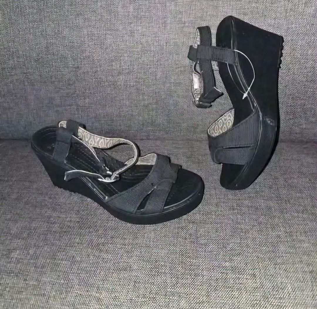 CROCS WEDGE W6 EUR 37 23CM (Category: Wedges) located in Cavite. Submitted by annek_annek (Listing ID 1469545260, Image 1). Description: GOOD AS NEW PASS AS NEW PLEASE SEND ME A MESSAGE FOR MORE DETAILS..