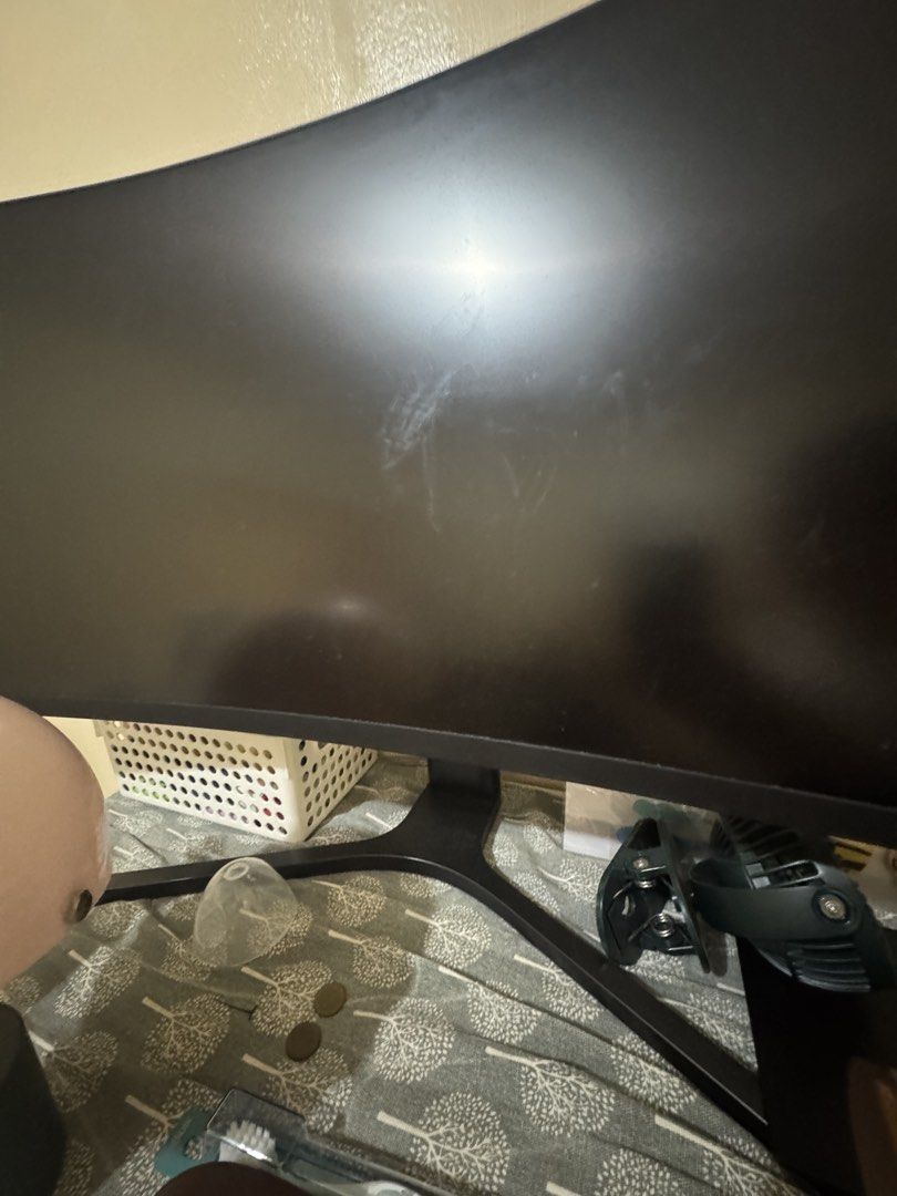 Curved Computer Monitor (Category: Monitor Screens) located in Makati City. Submitted by lizarrrrrrrrr (Listing ID 1469487055, Image 3). Description: pitch black screen broken.