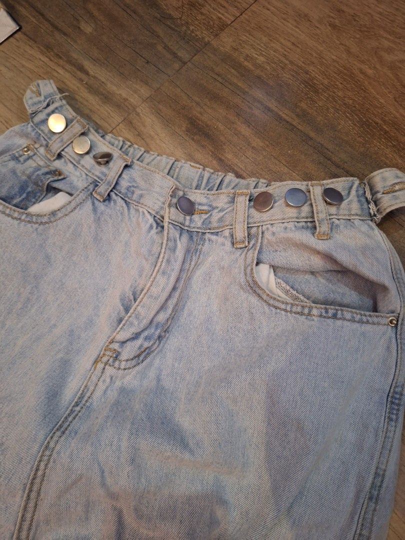 CURVED CUT cargo jeans with elastic cuffs size 40 (Category: Jeans) located in Balamban. Submitted by ubethan (Listing ID 1469454062, Image 2). Description: Waist: 30 in" Length: 35 in" - Fit: Relaxed fit - Color/Wash: Light blue wash - Closure: Multiple button waist - Cuffs: Elastic ankles - Pockets: Two side cargo pockets plus standard front and back pockets - Origin: Made in China - Style: Great for casual everyday outfits.
