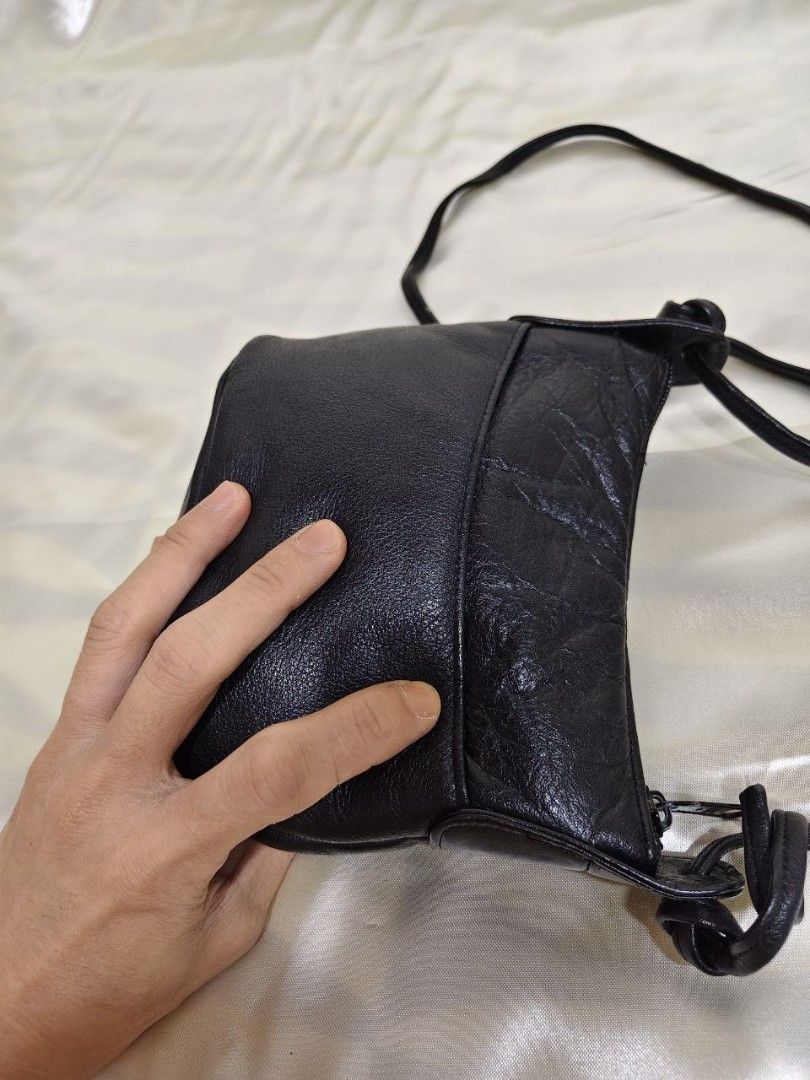 CUTE GENUINE LEATHER SLING 7/6" (Category: Cross-body Bags) located in Gamu. Submitted by 2022bagsbunny (Listing ID 1469401373, Image 3). Description: .