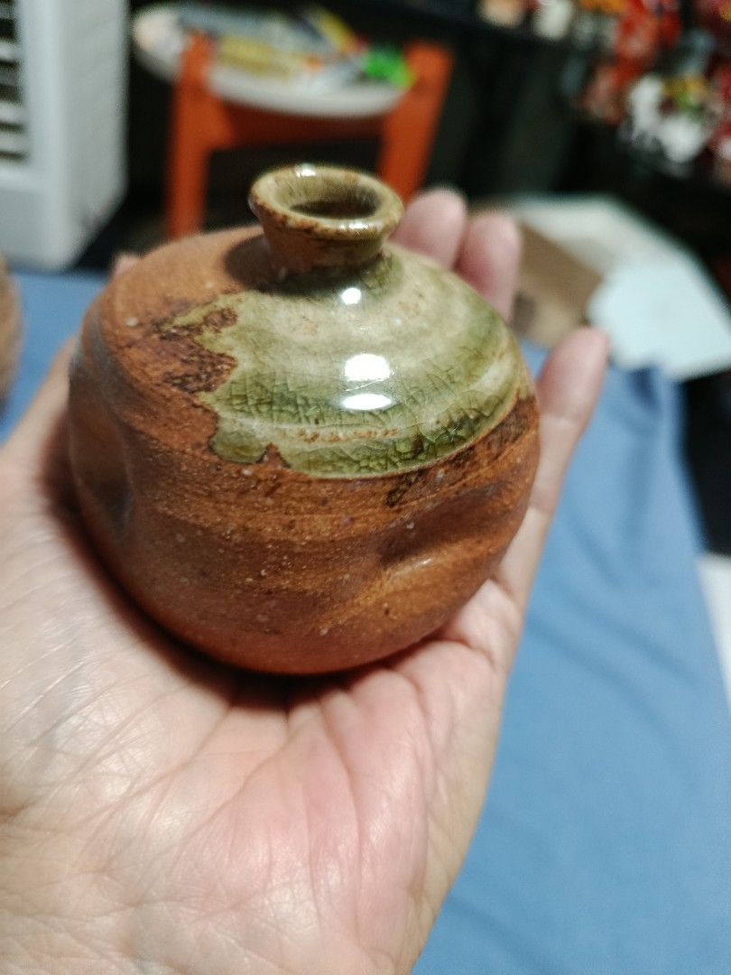 cute Small brown vase Japanese stoneware (Category: Vases & Decorative Bowls) located in Quezon City. Submitted by kristal68 (Listing ID 1469491384, Image 1). Description: small Shigaraki ware vase Single flower vase. Higaki crest.