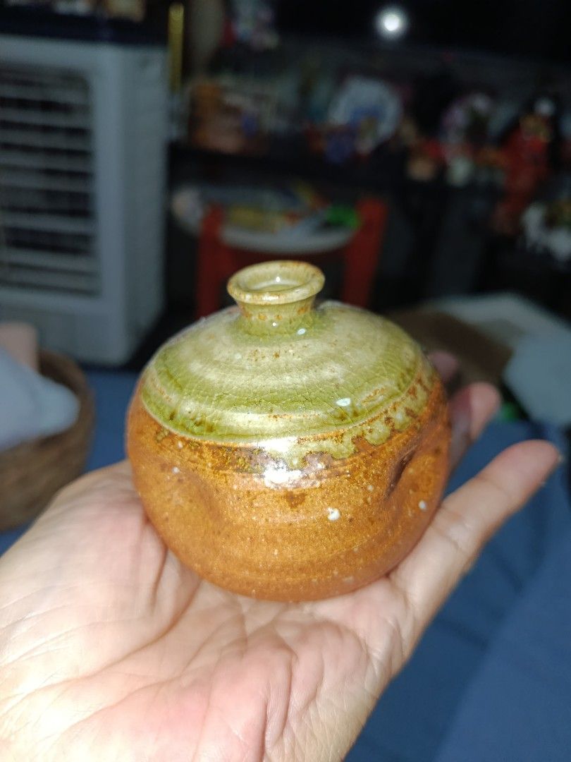 cute Small brown vase Japanese stoneware (Category: Vases & Decorative Bowls) located in Quezon City. Submitted by kristal68 (Listing ID 1469491384, Image 3). Description: small Shigaraki ware vase Single flower vase. Higaki crest.