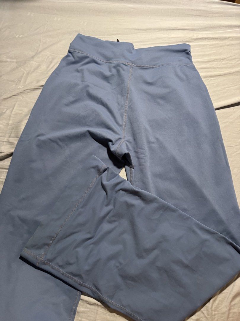 cute y2k jogging pants (Category: Other Bottoms) located in Manila. Submitted by toandfrou__ (Listing ID 1469438751, Image 3). Description: very comfortable & baggy; nice fit/silhouette.