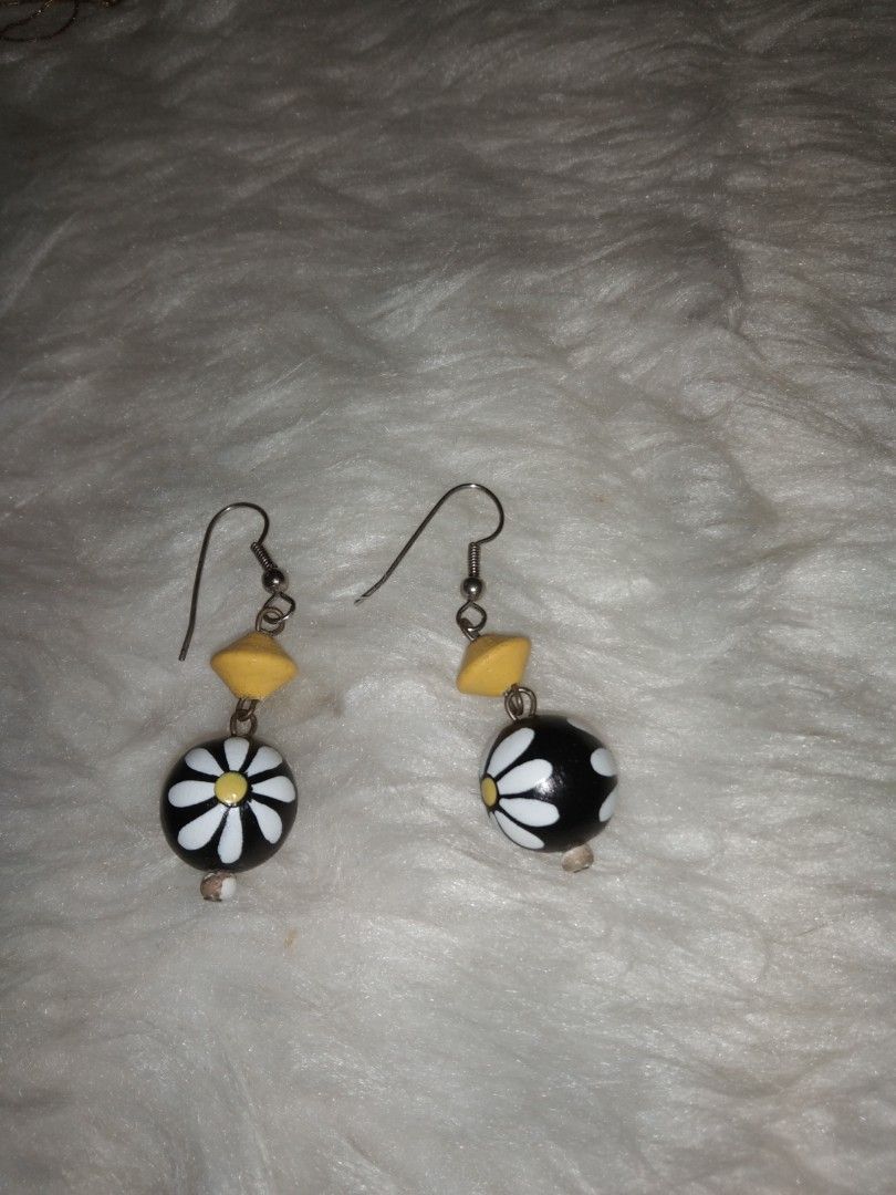 Dangling floral earrings (Category: Earrings) located in Quezon City. Submitted by eidorableshop (Listing ID 1469408965, Image 1). Description: .