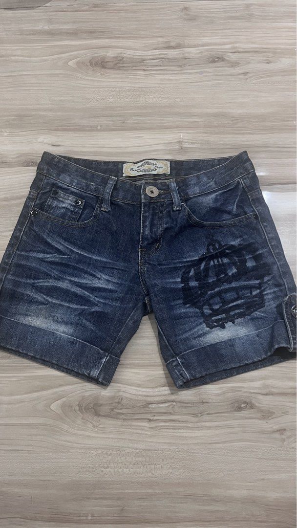 dark wash denim shorts w crown (Category: Shorts) located in Manila. Submitted by femmelita (Listing ID 1469496111, Image 1). Description: ❤︎⁠ used once ❤︎⁠ size: S-M (w26) ❤︎ selling for: ₱250 ♔ based in pasig $$$ gcash .