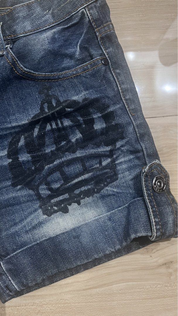 dark wash denim shorts w crown (Category: Shorts) located in Manila. Submitted by femmelita (Listing ID 1469496111, Image 2). Description: ❤︎⁠ used once ❤︎⁠ size: S-M (w26) ❤︎ selling for: ₱250 ♔ based in pasig $$$ gcash .