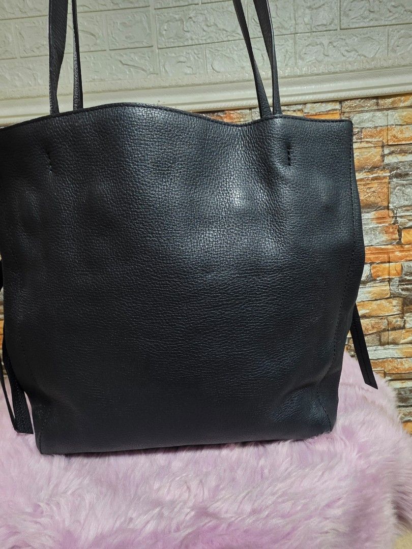Decke Tote bag (Category: Tote Bags) located in Binan City. Submitted by elli.etcetera (Listing ID 1469508908, Image 3). Description: MOP: Gcash, Maya or Bank transfer Courier: Flash, J&T or Lalamove.