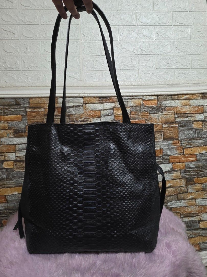 Decke Tote bag (Category: Tote Bags) located in Binan City. Submitted by elli.etcetera (Listing ID 1469508908, Image 1). Description: MOP: Gcash, Maya or Bank transfer Courier: Flash, J&T or Lalamove.