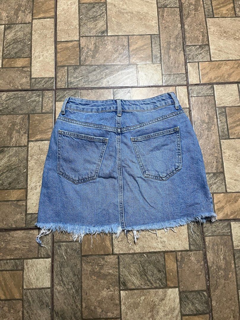 Denim Skirt Tattered (Category: Skirts) located in Makati City. Submitted by nichthings (Listing ID 1469411216, Image 2). Description: Deets❗️ No Issue Waist Size: 23-26 💸 MOP: GCash/Maribank or Bank Transfer 📦 MOD: J&T / Lalamove 📍 Location: Palanan, Makati/ Near Vito Cruz Lrt .