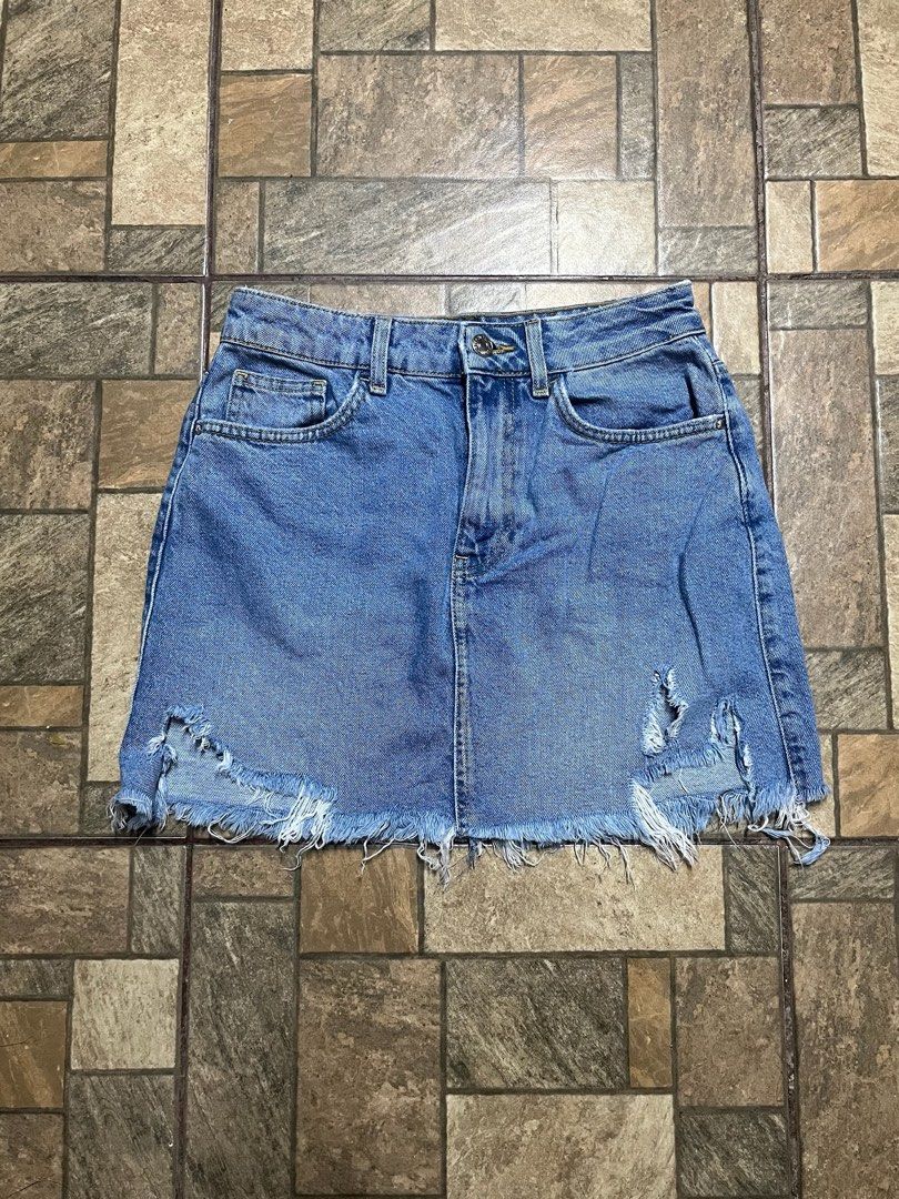 Denim Skirt Tattered (Category: Skirts) located in Makati City. Submitted by nichthings (Listing ID 1469411216, Image 1). Description: Deets❗️ No Issue Waist Size: 23-26 💸 MOP: GCash/Maribank or Bank Transfer 📦 MOD: J&T / Lalamove 📍 Location: Palanan, Makati/ Near Vito Cruz Lrt .