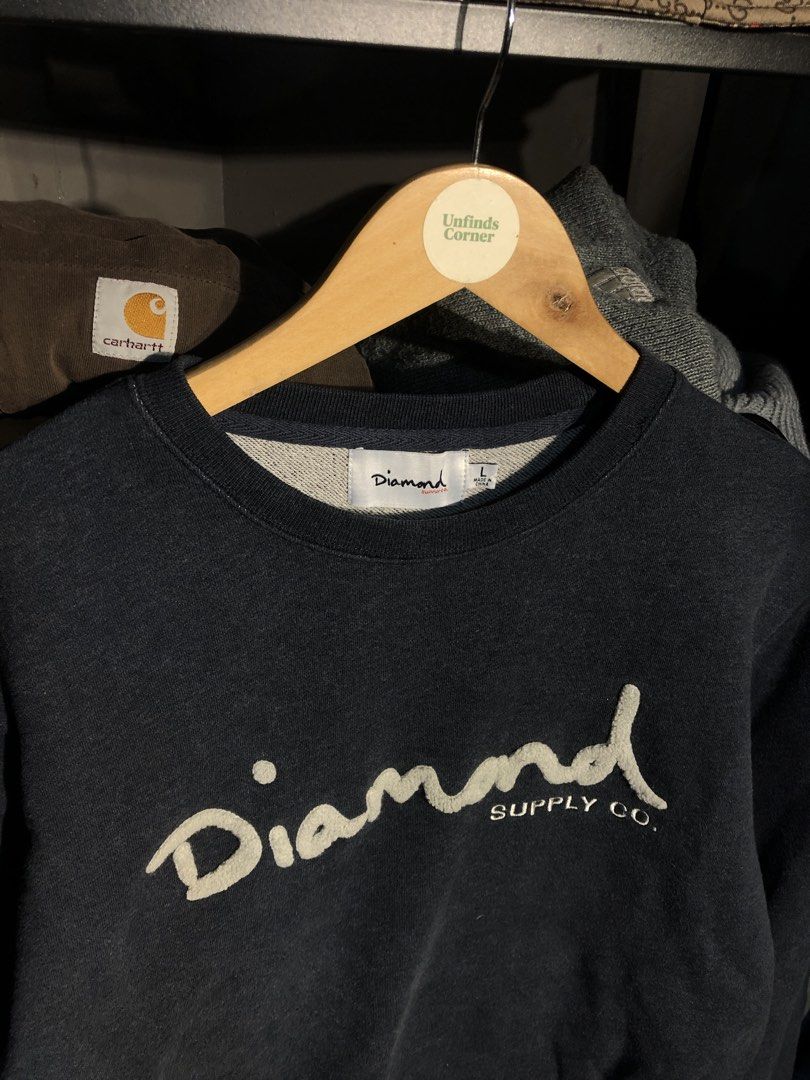 DIAMOND SUPPLY CO. OG SCRIPT CREWNECK (Category: Coats, Jackets and Outerwear) located in San Pablo. Submitted by genesisllo24149 (Listing ID 1469473894, Image 3). Description: DIAMOND SUPPLY CO. OG SCRIPT CREWNECK LENGTH -> 29 WIDTH -> 22 ISSUE -> NONE CONDITION -> EXCELLENT DM TO PURCHASE 📥 DISCLAIMER: - Please manage your expectations, posted items are preloved, used & thrifted -Actual color may vary due to lighting -Flaker will be posted.