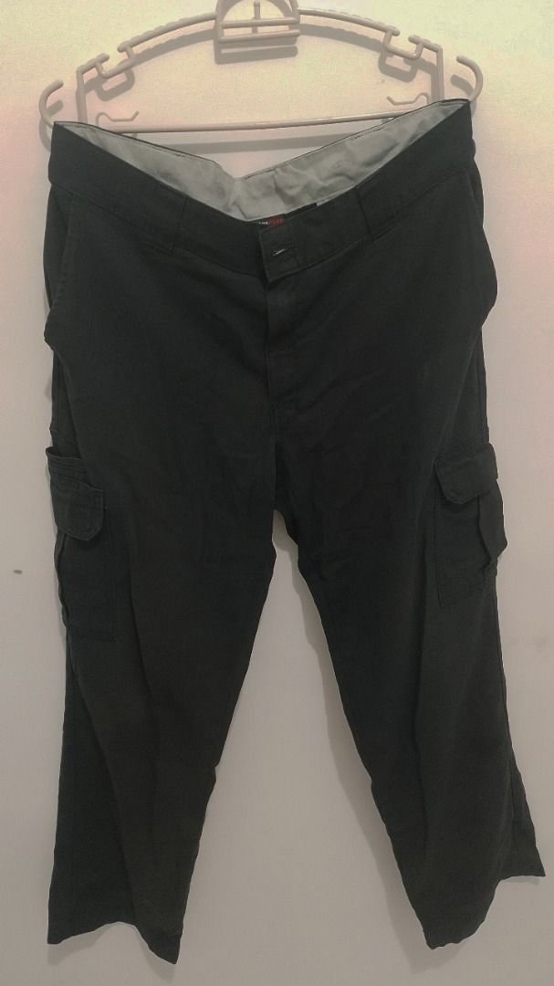 Dickies Flex Regular Cargo Pants 🥷 (Category: Trousers) located in Caloocan City. Submitted by saiahcado381263 (Listing ID 1469454014, Image 2). Description: Dickies Flex Regular Cargo Pants 🥷 🛒 ₱: 350 WAIST- 38 LENGTH: 39.5 💳 Payment: GCash (Payment First) 📍 Location: Malugay Compound Gate, Arca South, Taguig 💳 MOP: GCash (Payment First) 🚚 Shipping: J&T ISSUE: Minor visible fading / slight stain mark near the lower leg area and upper fabr