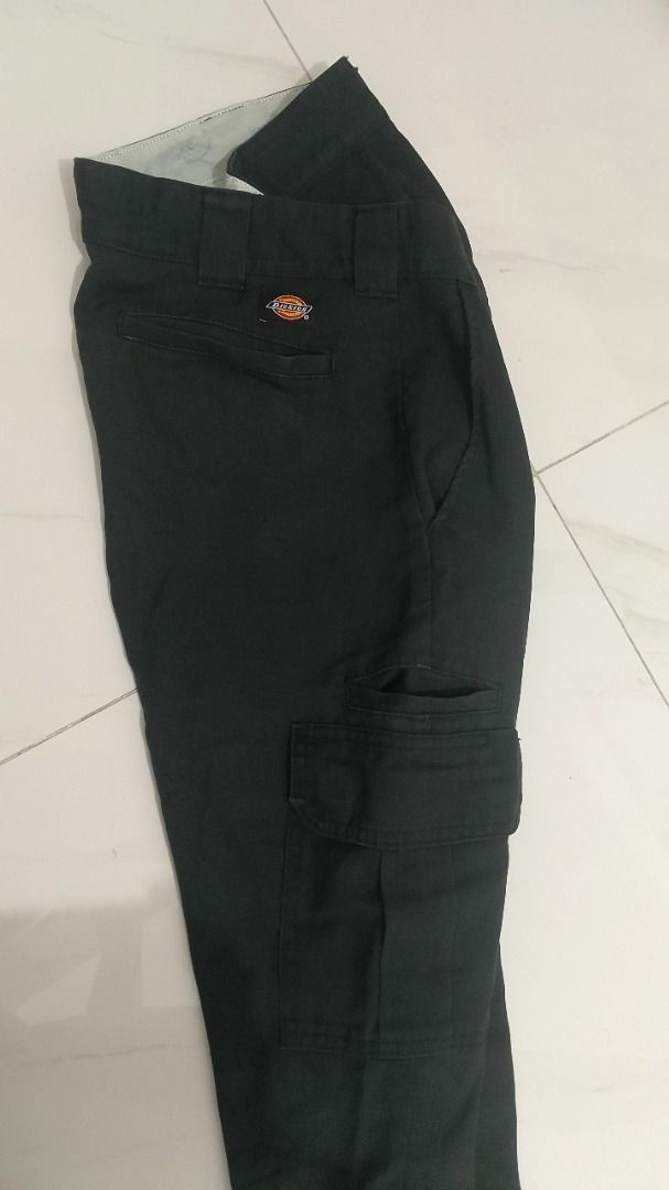 Dickies Flex Regular Cargo Pants 🥷 (Category: Trousers) located in Caloocan City. Submitted by saiahcado381263 (Listing ID 1469454014, Image 3). Description: Dickies Flex Regular Cargo Pants 🥷 🛒 ₱: 350 WAIST- 38 LENGTH: 39.5 💳 Payment: GCash (Payment First) 📍 Location: Malugay Compound Gate, Arca South, Taguig 💳 MOP: GCash (Payment First) 🚚 Shipping: J&T ISSUE: Minor visible fading / slight stain mark near the lower leg area and upper fabr