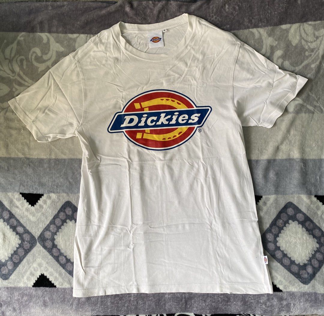 Dickies White T-Shirt Size M (Category: Tshirts & Polo Shirts ) located in Manila. Submitted by kenonskiee (Listing ID 1469550930, Image 2). Description: - Brand: Dickies - Color: Clean White - Size: Medium - Design: Large iconic horseshoe logo graphic on front chest - Details: Classic crew neck, short sleeves, and branded woven tag on lower hem - Condition: Ready to wear for everyday casual outfits.