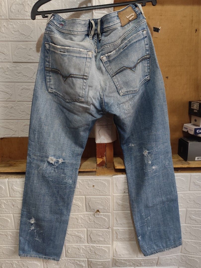 Diesel button fly jeans (Category: Jeans) located in Kabacan. Submitted by thriftpingts (Listing ID 1469435525, Image 2). Description: Diesel button fly rip jeans Condition: 10/10 Color rate : 10/10 Waist: 30-32 Length: 37 Hem: 7 Washtags: ✅ Issue: ❌.