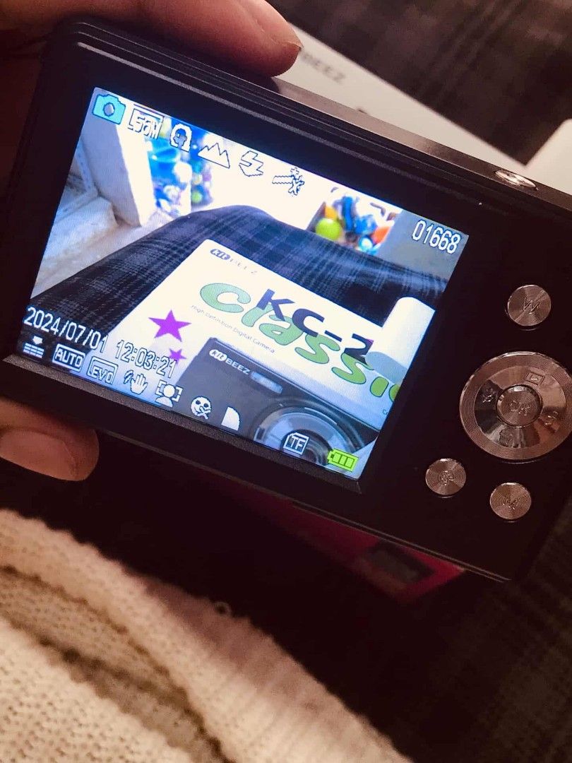 DIGI CAM (BLACK) (Category: Cameras) located in Manila. Submitted by swiftturtle_181004 (Listing ID 1469527604, Image 2). Description: KITBEEZ KC-2 camera (originaly bought for 2.6k) ⊹ ࣪ ˖ 𝒔𝒆𝒍𝒍𝒊𝒏𝒈 𝒎𝒚 𝒌𝒊𝒕𝒃𝒆𝒆𝒛 𝒌𝒄-𝟐 ⊹ ࣪ ˖ 𖦹 camera itself 𖦹 card reader (ios & type c) 𖦹 32gb sd card 𖦹 pouch 𖦹 hand strap 𖦹 box of the camera ⋆˙⟡ no functional issues ⋆˙⟡ ✮ ⋆ rfs : hindi nagagamit kasi super duper busy sa work .ᐟ.ᐟ price : 2,000 �