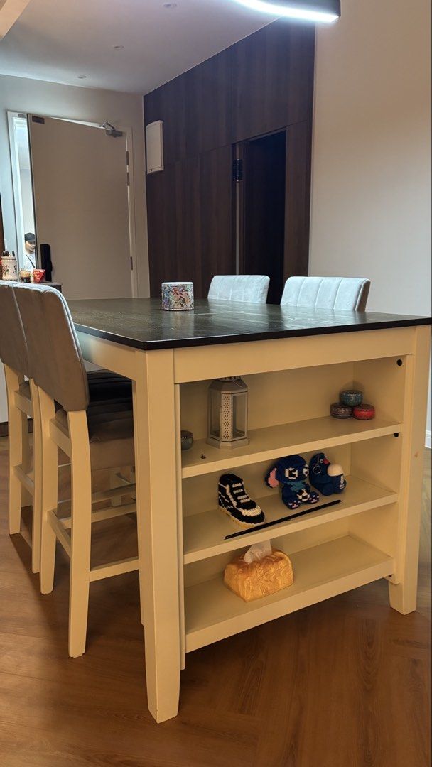 dining table ssf (Category: Other Home Furniture) located in Seremban. Submitted by 87aimi (Listing ID 1469475552, Image 3). Description: UNTUK DIJUAL: MEJA MAKAN SSF + 4 KERUSI Nak let go meja makan SSF lengkap dengan 4 kerusi. Baru setahun digunakan dan masih elok. ❤️ Jual sebab nak tukar kepada meja makan rendah. ✅ Jenama SSF ✅ Set meja makan + 4 kerusi ✅ Baru setahun guna ✅ Keadaan masih baik.
