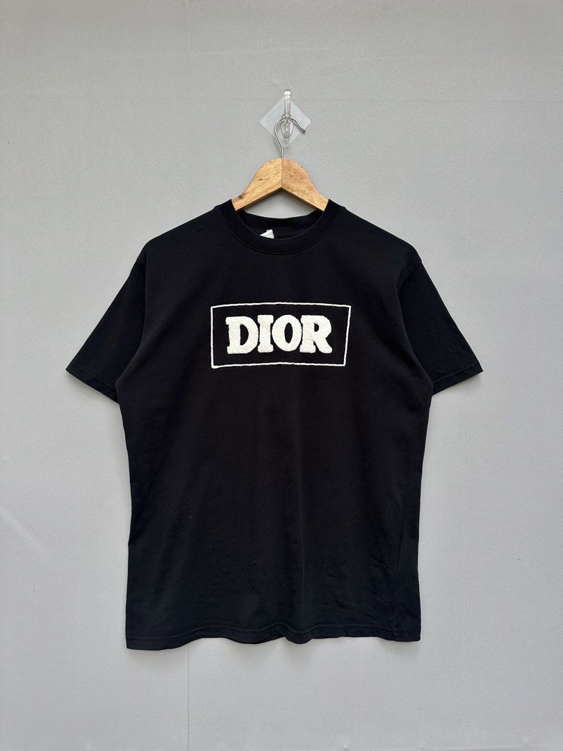 DIOR (Category: Tshirts & Polo Shirts ) located in Bais. Submitted by gdrip (Listing ID 1469451944, Image 1). Description: Dior Carpet Logo Size Medium on tag Dimension 22/27 9.5 Condition No Issue.