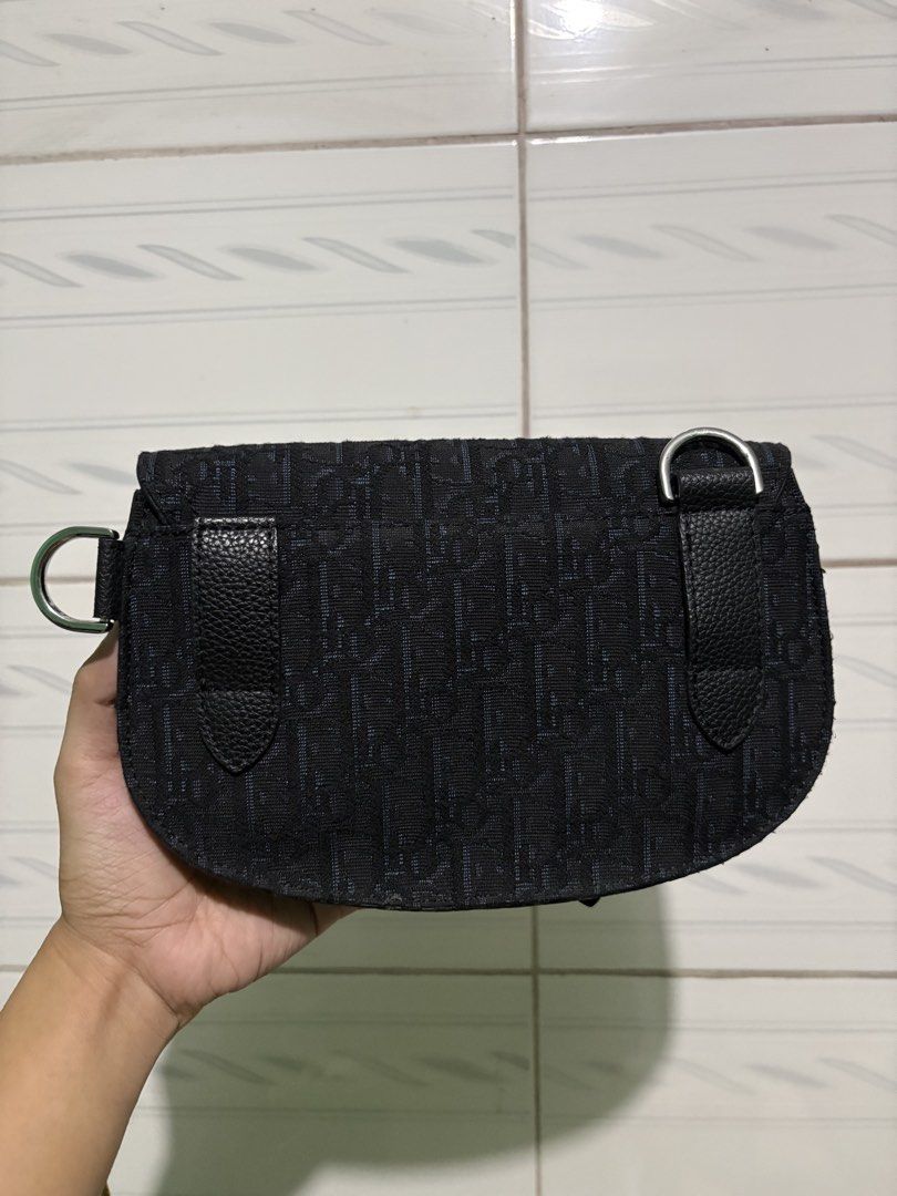 Dior Saddle Pouch bag messenger (Category: Cross-body Bags) located in Quezon City. Submitted by jakescollection (Listing ID 1469518610, Image 2). Description: Christian Dior Saddle Pouch/Messenger bag Includes Crossbody strap, dust bag and box 3 in 1: Can be worn as sling, clutch and belt bag Black Oblique For men but can also be unisex One mini zipper pocket One main compartment one inner card slot .