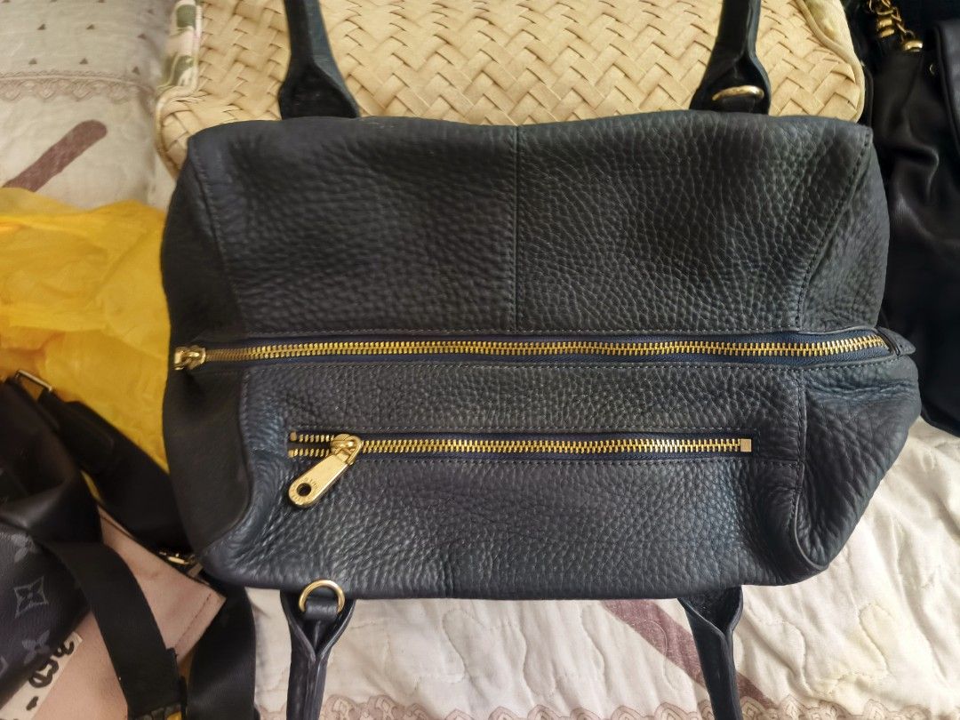 DKNY Hand bag (Category: Luxury Bags & Wallets) located in Pilar. Submitted by robaticzx (Listing ID 1469465962, Image 3). Description: genuine leather in good condition with minimal signs of use ukay source.