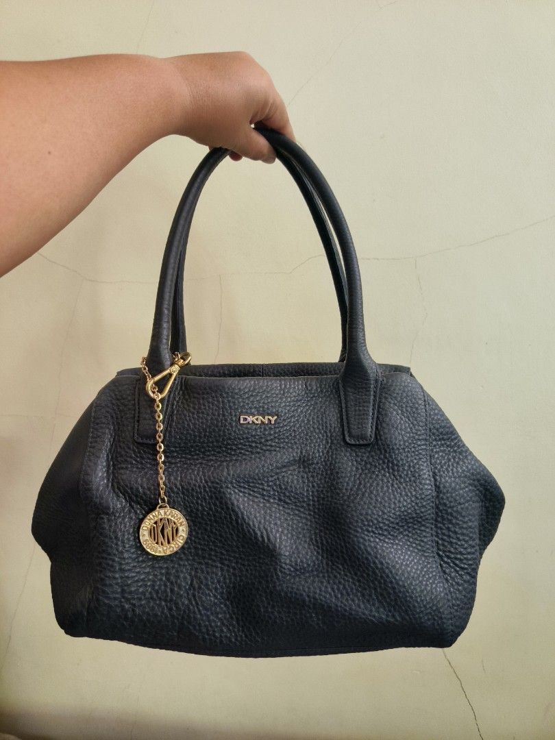 DKNY Hand bag (Category: Luxury Bags & Wallets) located in Pilar. Submitted by robaticzx (Listing ID 1469465962, Image 1). Description: genuine leather in good condition with minimal signs of use ukay source.