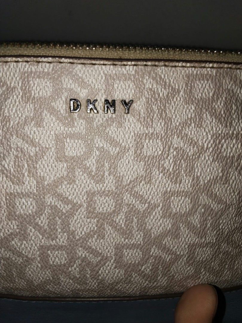 DKNY wallet sling (Category: Cross-body Bags) located in Manila. Submitted by bagelyascollection (Listing ID 1469423046, Image 3). Description: DKNY wallet sling small size ang cute nito.