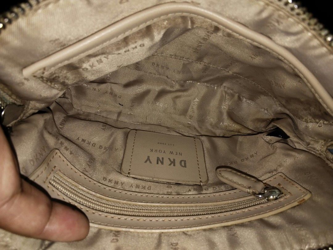 DKNY wallet sling (Category: Cross-body Bags) located in Manila. Submitted by bagelyascollection (Listing ID 1469423046, Image 2). Description: DKNY wallet sling small size ang cute nito.