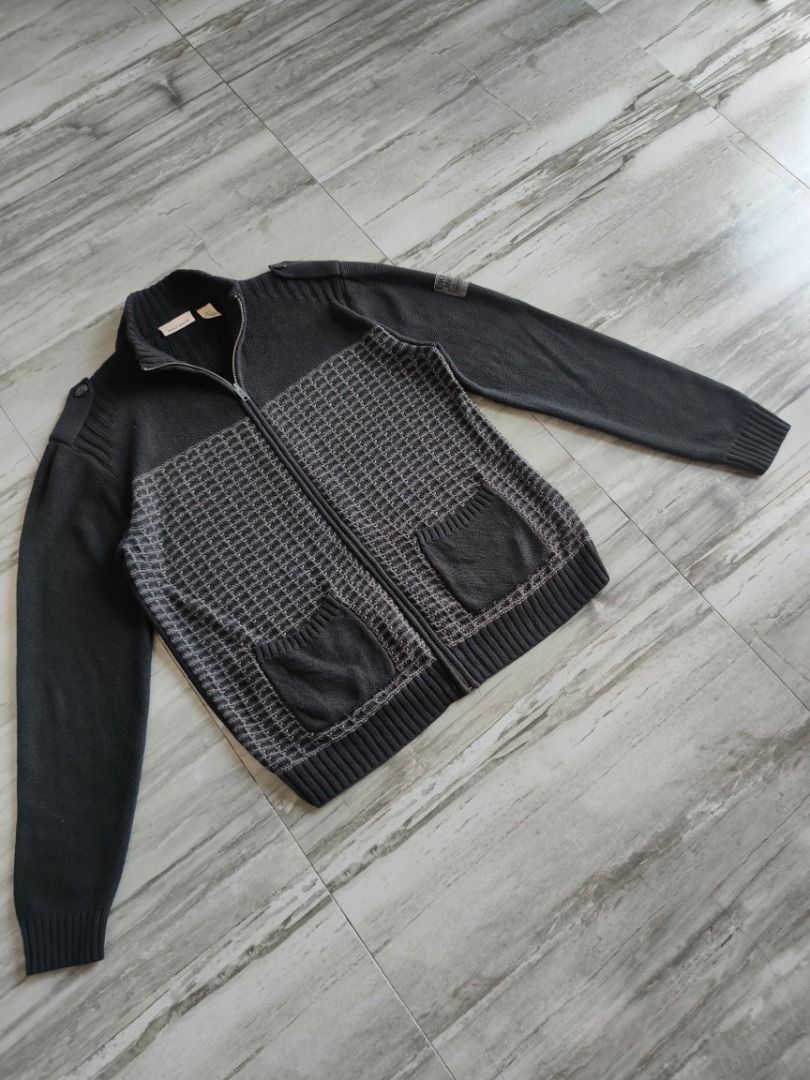 DKNY Zip Up Jacket - Large (Category: Coats, Jackets and Outerwear) located in Dasmarinas. Submitted by jethroespinosa (Listing ID 1469399464, Image 1). Description: Size in inches: 23 width 27.5 length No issues or alterations Loc: Dasma Cavite MOP: Gcash.
