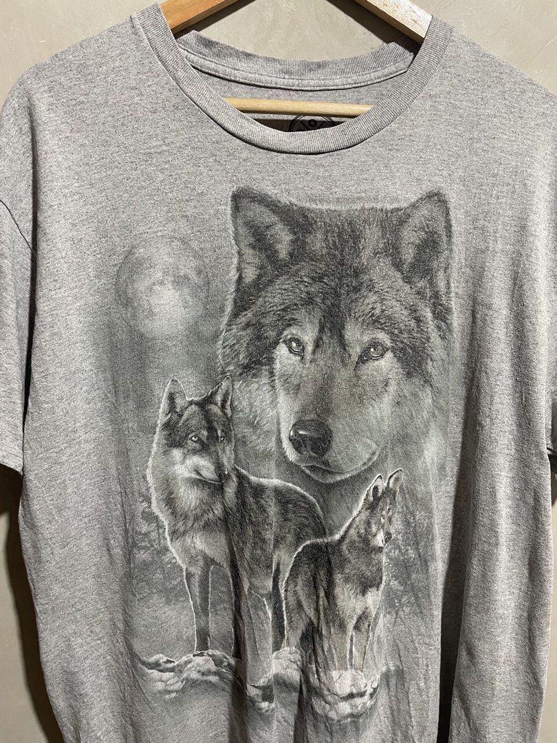DOM Grey Wolf Graphic T-Shirt Size L (Category: Tshirts & Polo Shirts ) located in Molave. Submitted by thriftedstore.horse (Listing ID 1469496481, Image 2). Description: Condition- excellent Issue- none Color rate- 9.5/10 .