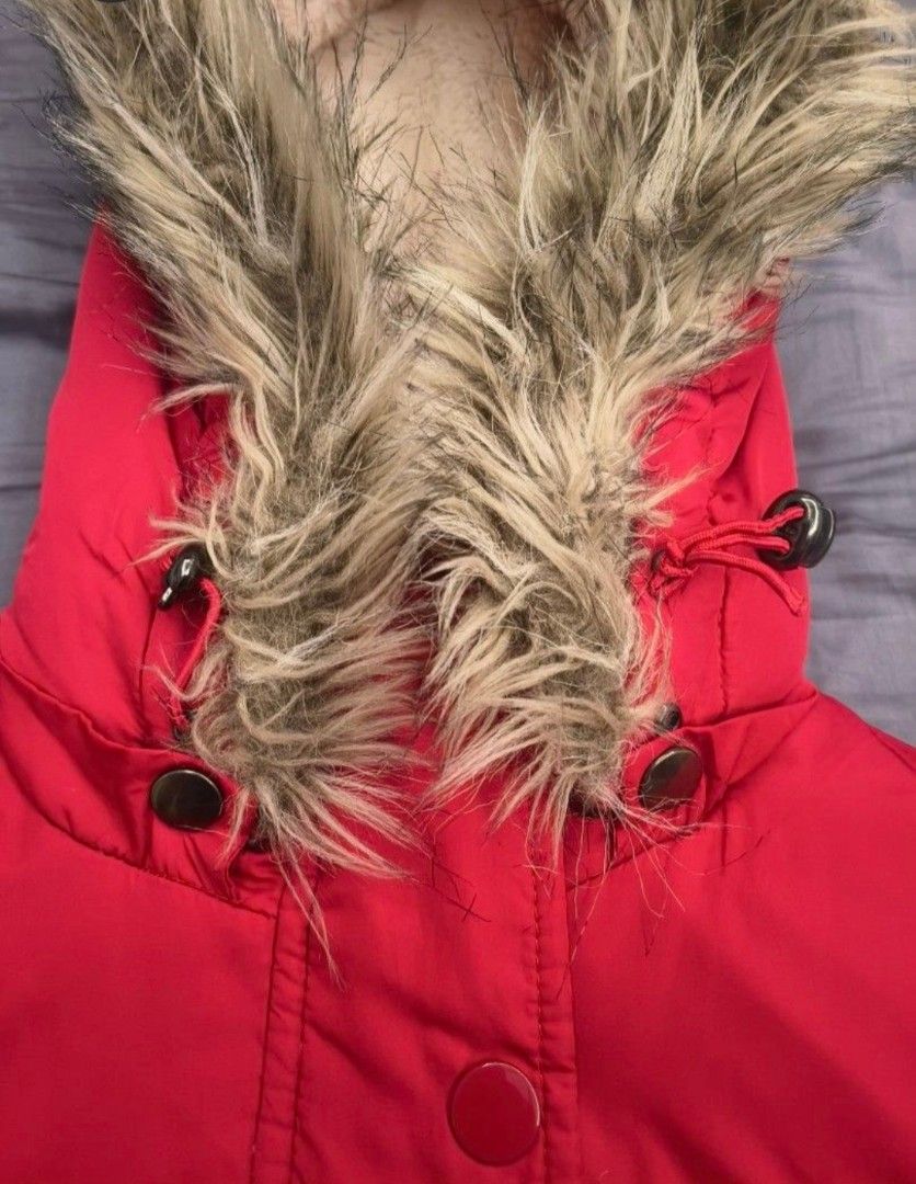 Down winter jacket (Category: Coats, Jackets and Outerwear) located in Singapore. Submitted by gtmama84 (Listing ID 1469427014, Image 4). Description: Can fit M size ladies as well. Hood is detachable. Jacket is filled with down and feather. Keeps you nice and warm. Collection at 670604. Please note some stains on hood and sleeve opening. One of the elastic bands is broken but I've knotted it. Refer to last 3 photos..