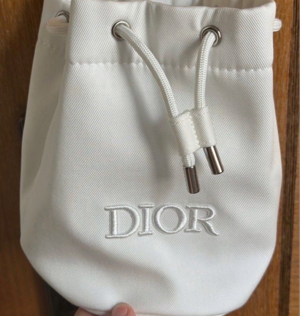 Drawstring pouch (Category: Purses & Pouches) located in Singapore. Submitted by affordableclothess (Listing ID 1469413755, Image 1). Description: .