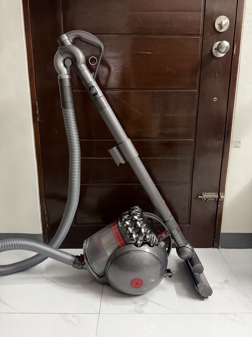 dyason cinetic big ball vacuum (Category: Vacuum Cleaner & Housekeeping) located in Bulacan. Submitted by mysticdeer.6d7f47 (Listing ID 1469495428, Image 1). Description: Ang nasa larawan ay isang Dyson Big Ball o Dyson Cinetic Big Ball canister vacuum cleaner. Ito ay isang uri ng vacuum cleaner na kilala sa mga sumusunod na katangian: • Teknolohiyang “Ball”: Ang buong makina ay binuo sa loob ng isang malaking gulong (ball) kaya madali itong isun