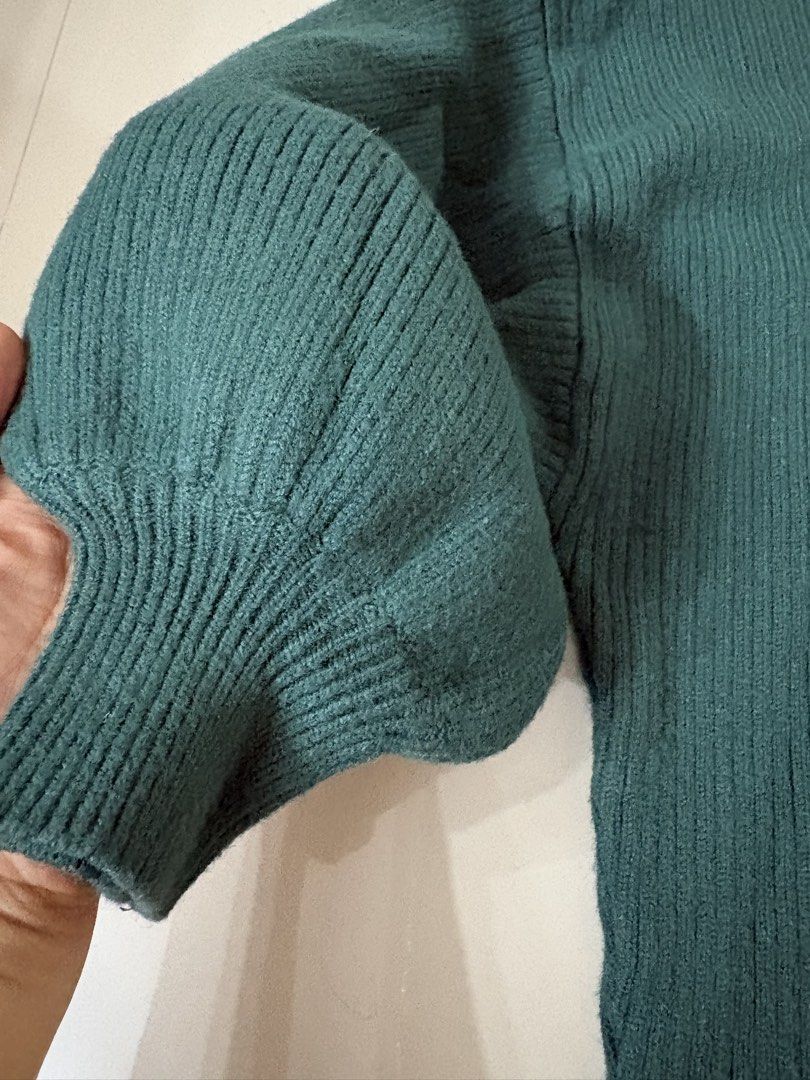 Emerald Green Knitwear (Category: Coats, Jackets and Outerwear) located in Quezon City. Submitted by myfabpreloved (Listing ID 1469495218, Image 3). Description: Chuncky Knitwear, batwing With minor flaw see photo *small hole barely noticeable Medium- Large.