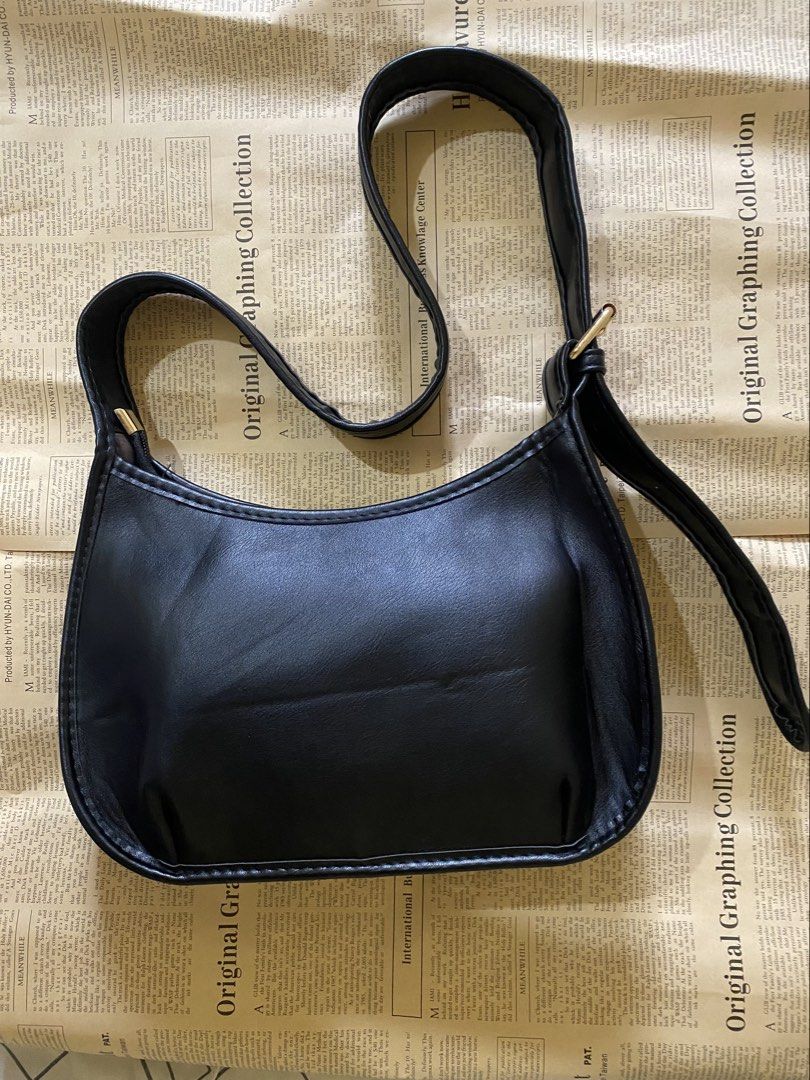 Ergo INSP (Category: Shoulder Bags) located in Davao. Submitted by kuromisplace (Listing ID 1469422013, Image 3). Description: classic black minimalist hobo-style or Y2K-inspired archive one-shoulder -not CCH , but inspired by Iconic CCH ergo shoulder bag ( habang hindi pa afford ang OG ergo ito muna ) Armhole height : 14 inches Bag height : 7 inches Bag width : 11 inches 📍 Davao City Mop: cashG.