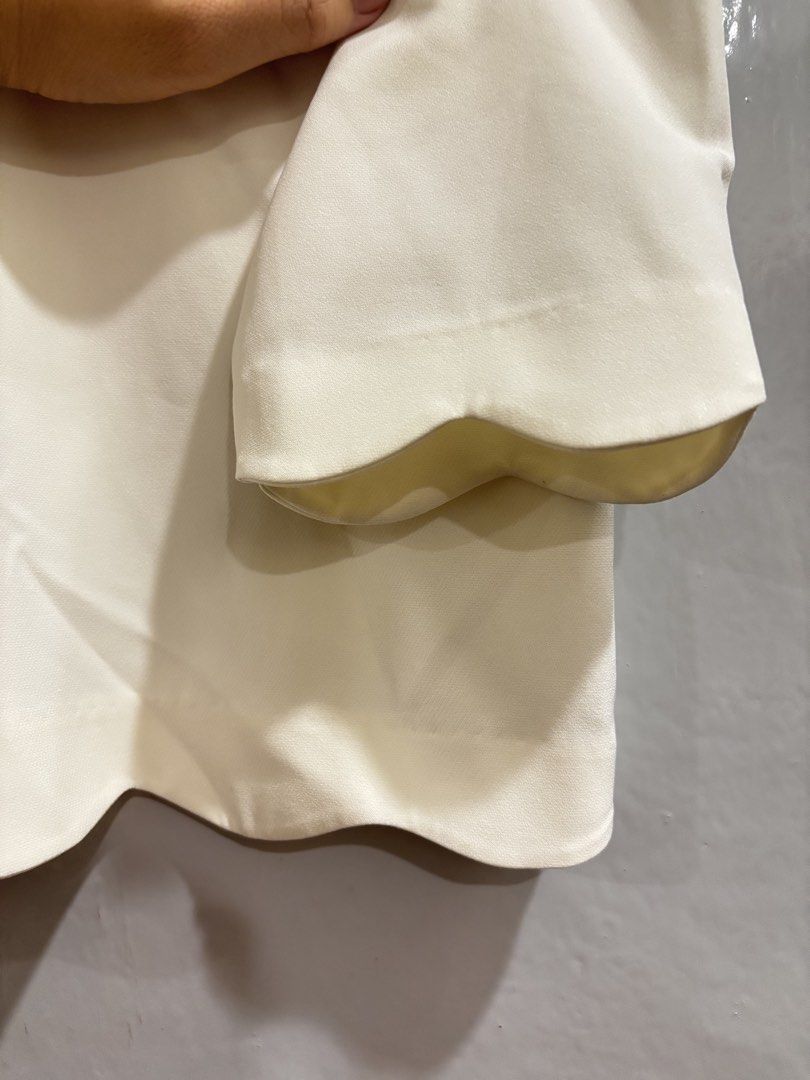 ESPADA Off-White Scallop Hem Blouse (Category: Blouses) located in Muntinlupa City. Submitted by btscerpts.ph (Listing ID 1469400630, Image 3). Description: - Brand: ESPADA - Size: M (USA 4, EUR 36) - Color: Off- White - Neckline: Classic round neck - Details: Stylish scallop trim on hem and sleeve cuffs - Sleeves: Three-quarter length ‼️ this is a PRELOVED item and was kept in storage, washing before use is highly recommended. Please manage expe
