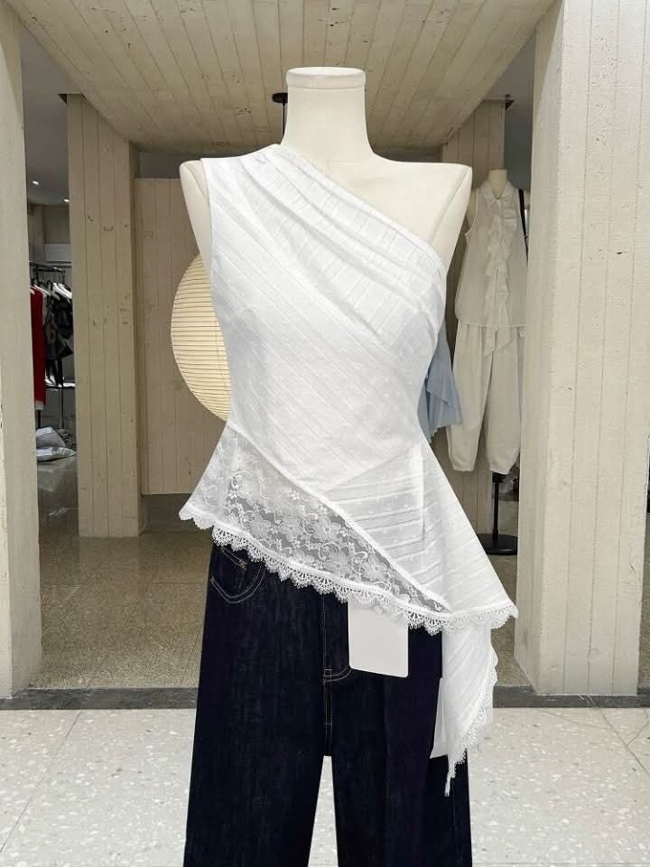 Esther ateliers ins one sided textured top (Category: Sleeveless) located in Subic. Submitted by ayvee.ph (Listing ID 1469401041, Image 1). Description: Esther ateliers one sided textured top Sooo pretty!!!! Very rare & vintage style✨ Not my style 🥹 Size: S No issue / No flaws Price: 300 📍Olongapo / Subic 🚛Reg J&T door to door dep.