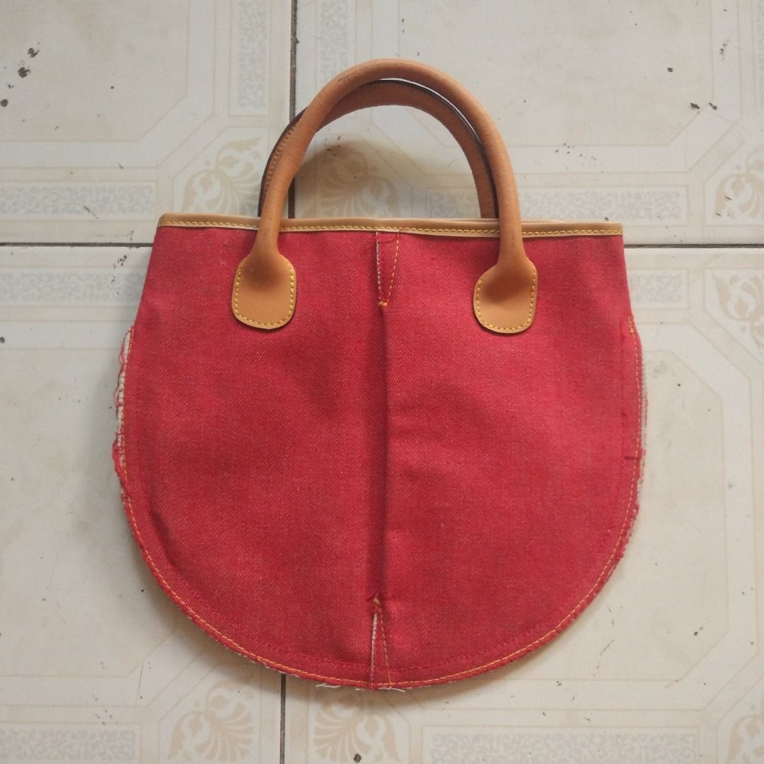 Evisu Denim Hand Bag (Category: Luxury Bags & Wallets) located in Pasay City. Submitted by denimdude.ph (Listing ID 1469432687, Image 2). Description: light mark on leather handle.