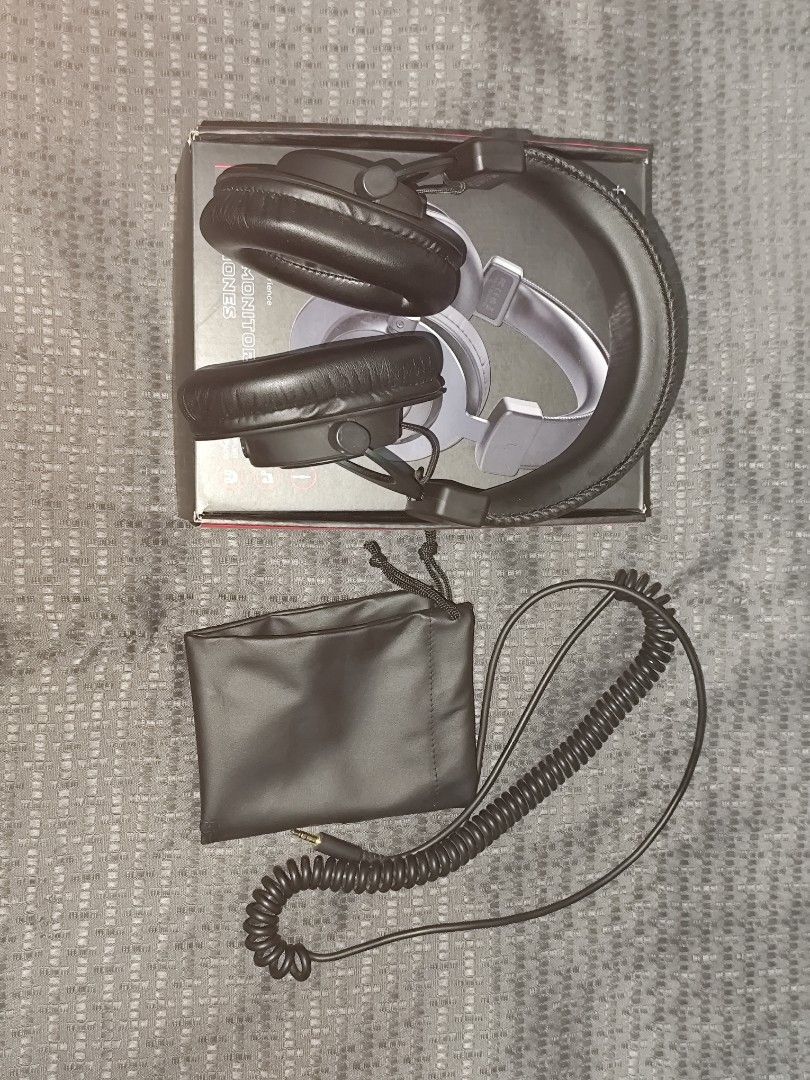Fifine H8 headphones (Category: Headphones & Headsets) located in San Antonio. Submitted by MDLLCTLN (Listing ID 1469535888, Image 1). Description: NO SWAPPING FOR SALE ONLY Fifine H8 - non-RGB Like new, used No signs of heavy use or abuse Only used for voice over recordings Comes with box, pouch, and 3.5mm to 3.5mm cable..