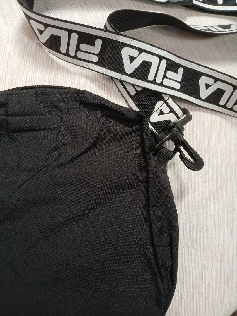 Fila sling bag (Category: Belt bags, Clutches and Pouches) located in La Trinidad. Submitted by dashopperist (Listing ID 1469412856, Image 2). Description: .