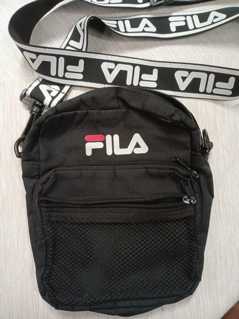 Fila sling bag (Category: Belt bags, Clutches and Pouches) located in La Trinidad. Submitted by dashopperist (Listing ID 1469412856, Image 1). Description: .