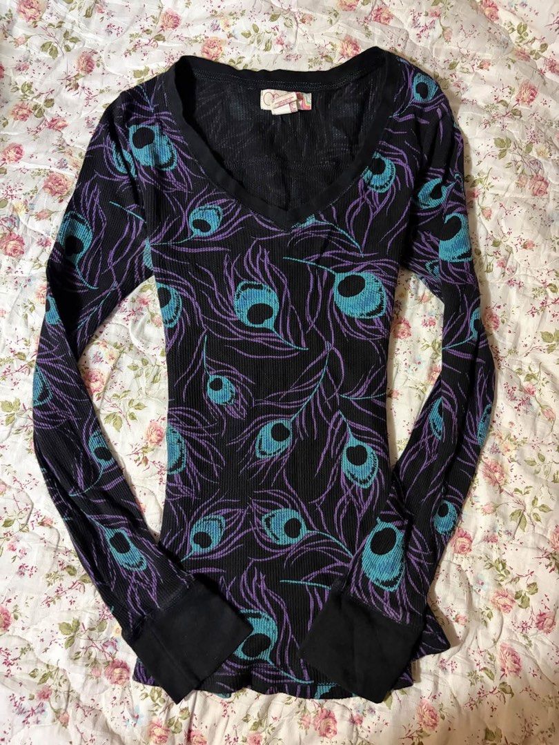 Fit Peacock Printed Top (Category: Longsleeves) located in Muntinlupa City. Submitted by herellas0504 (Listing ID 1469483749, Image 1). Description: xs-semi med SALE! .