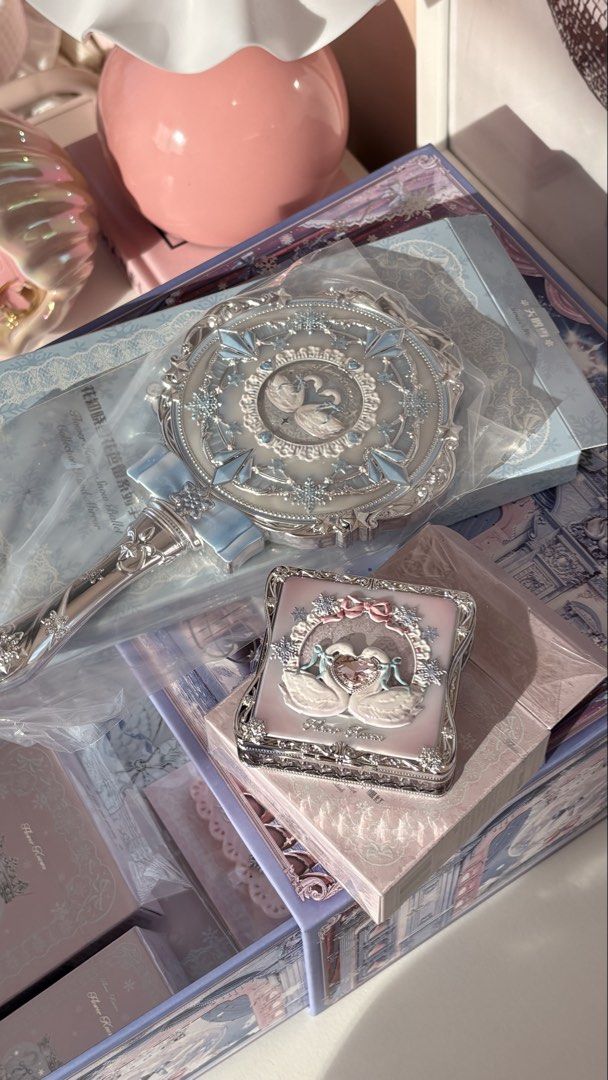 flower knows swan ballet set (Category: Makeup) located in Muntinlupa City. Submitted by pinkgurlyyy (Listing ID 1469489969, Image 1). Description: blush & mirror set 950.