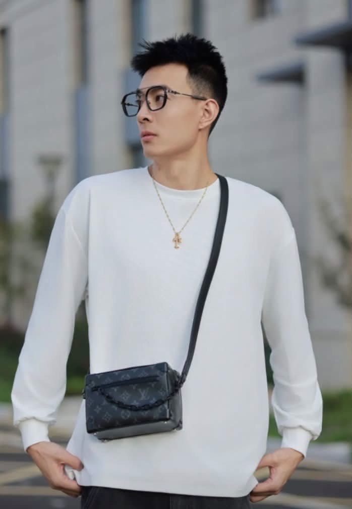 For Men (Category: Cross-body Bags) located in Davao. Submitted by goldenstone_0be9b3 (Listing ID 1469516655, Image 2). Description: Maganda paaa For men Searchable code.