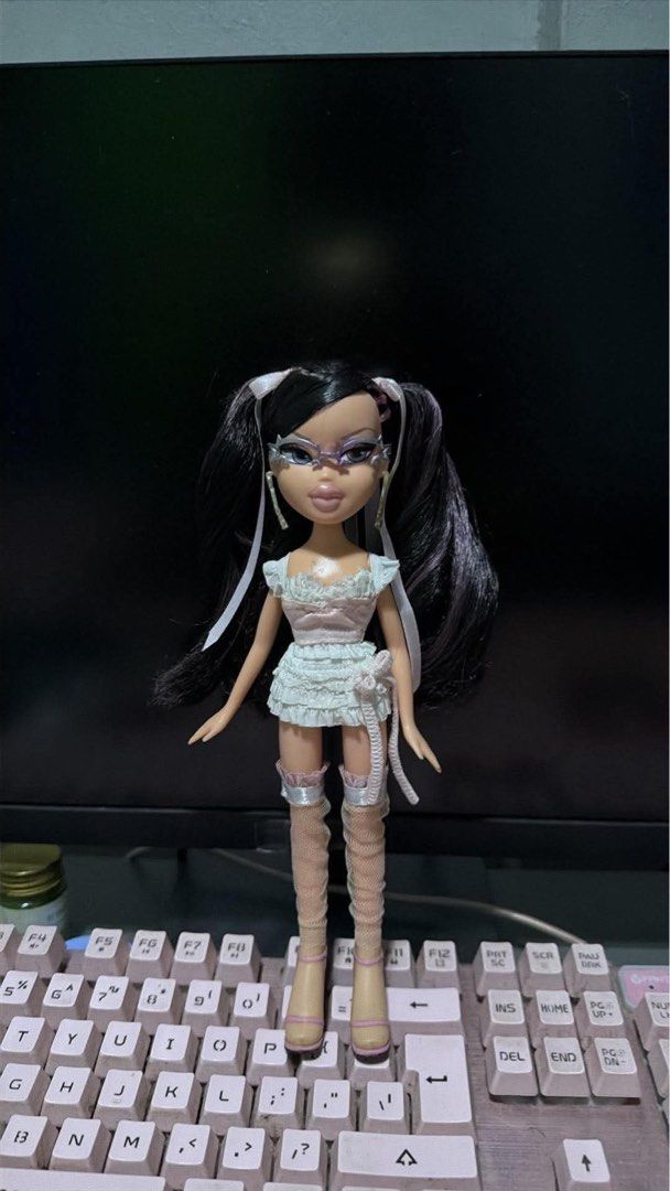 For Trade: Bratz Kina (Category: Kids Toys) located in Marikina City. Submitted by misuko_souma27 (Listing ID 1469523166, Image 1). Description: Rebodies. 9.5/10 neck articulation. OG hair. Perfect Screening. Nude. ISO: - Spring break Leah - Magic Hair sasha.
