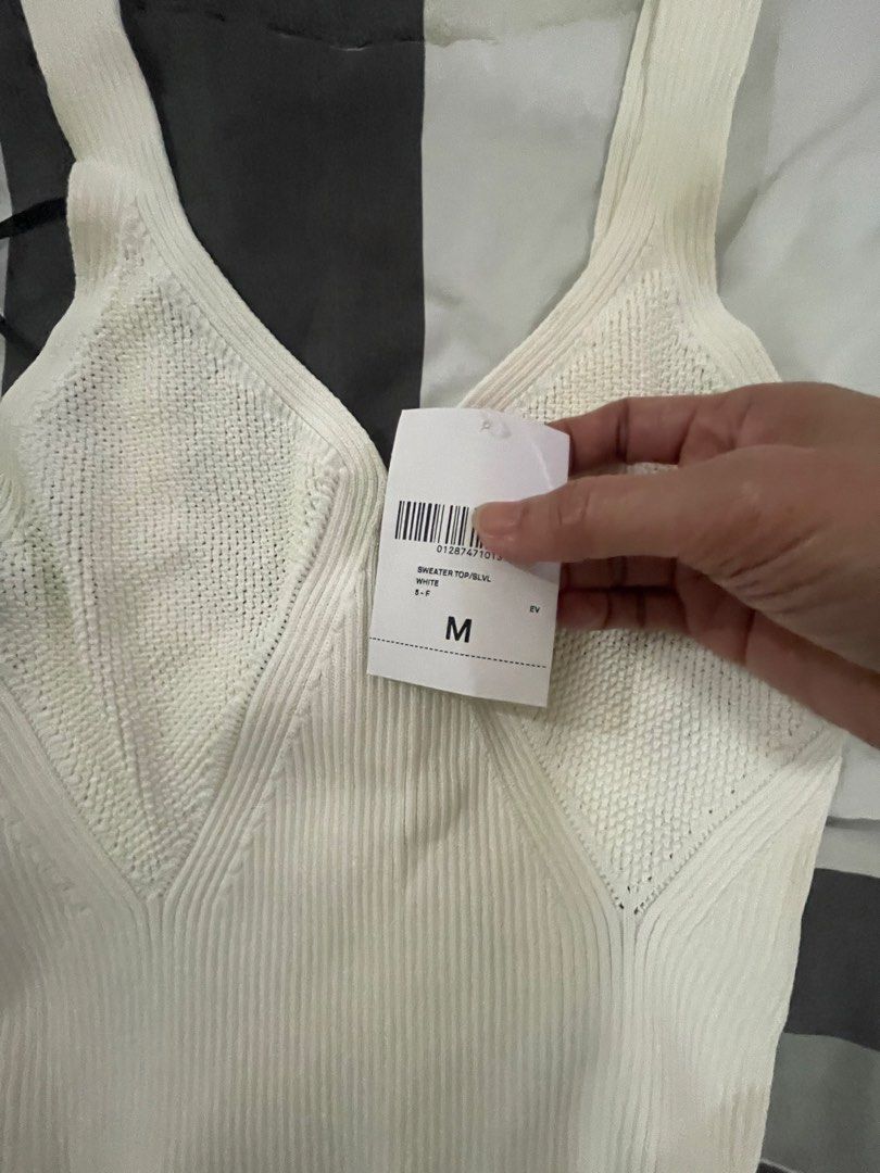 Forever21 knit top (Category: Announcements) located in Las Pinas. Submitted by silvader (Listing ID 1469397796, Image 2). Description: Medium.