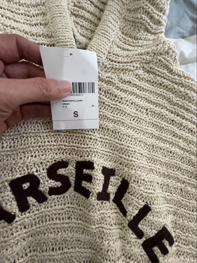 Forever21 knitted sweater (Category: Announcements) located in Las Pinas. Submitted by silvader (Listing ID 1469415010, Image 2). Description: Small but big and loose so fits upto large Bnwt.