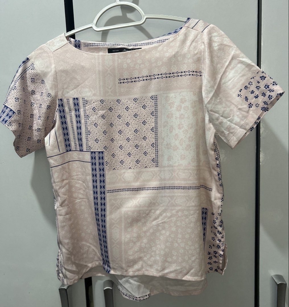 forme Blush Pink & Navy Patchwork Printed Blouse (Category: Shirts) located in Pasig City. Submitted by ladyleslieisletavelarde4902 (Listing ID 1469430105, Image 1). Description: A light, breezy boatneck top featuring a bohemian patchwork tile print in soft blush pink, white floral damask, and deep navy geometric accents. Brand: forme Tag Size: XXS (USA XXS / EUR 32 / UK 4) Recommended Fit: Fits Extra Extra Small to Extra Small (XXS–XS) Shipping 
