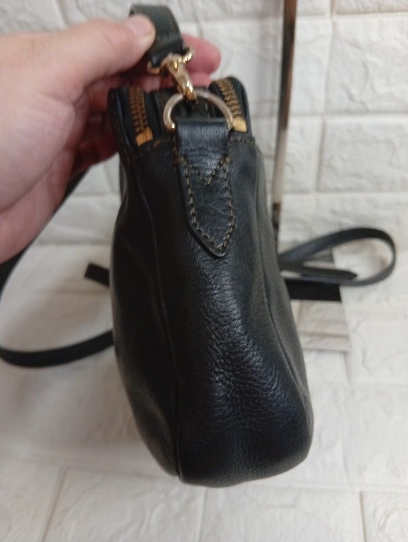 Fossil Black Leather Crossbody Bag (Category: Cross-body Bags) located in Las Pinas. Submitted by etoksi1234 (Listing ID 1469559837, Image 3). Description: Pre-loved Fossil black cowhide leather double-zip crossbody sling bag featuring gold-tone hardware, a rectangular silhouette, and an embossed Fossil logo near the bottom center..