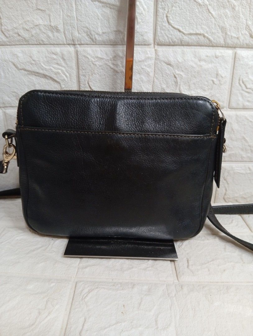 Fossil Black Leather Crossbody Bag (Category: Cross-body Bags) located in Las Pinas. Submitted by etoksi1234 (Listing ID 1469559837, Image 2). Description: Pre-loved Fossil black cowhide leather double-zip crossbody sling bag featuring gold-tone hardware, a rectangular silhouette, and an embossed Fossil logo near the bottom center..