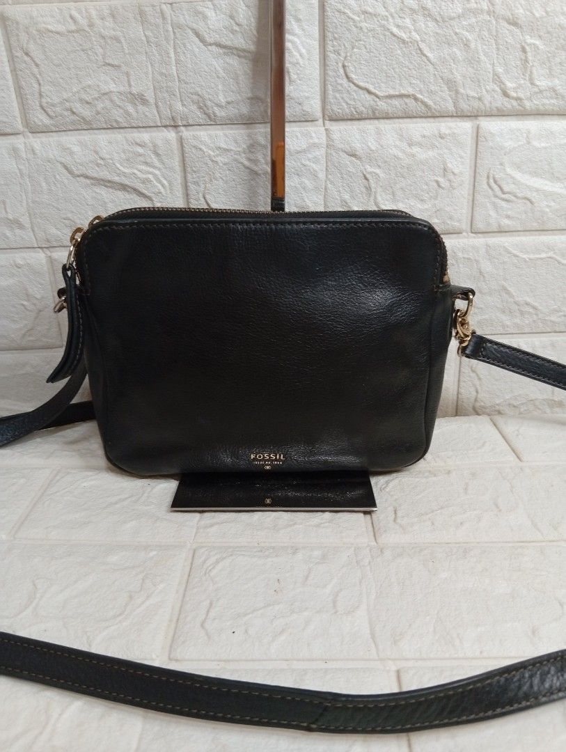 Fossil Black Leather Crossbody Bag (Category: Cross-body Bags) located in Las Pinas. Submitted by etoksi1234 (Listing ID 1469559837, Image 1). Description: Pre-loved Fossil black cowhide leather double-zip crossbody sling bag featuring gold-tone hardware, a rectangular silhouette, and an embossed Fossil logo near the bottom center..